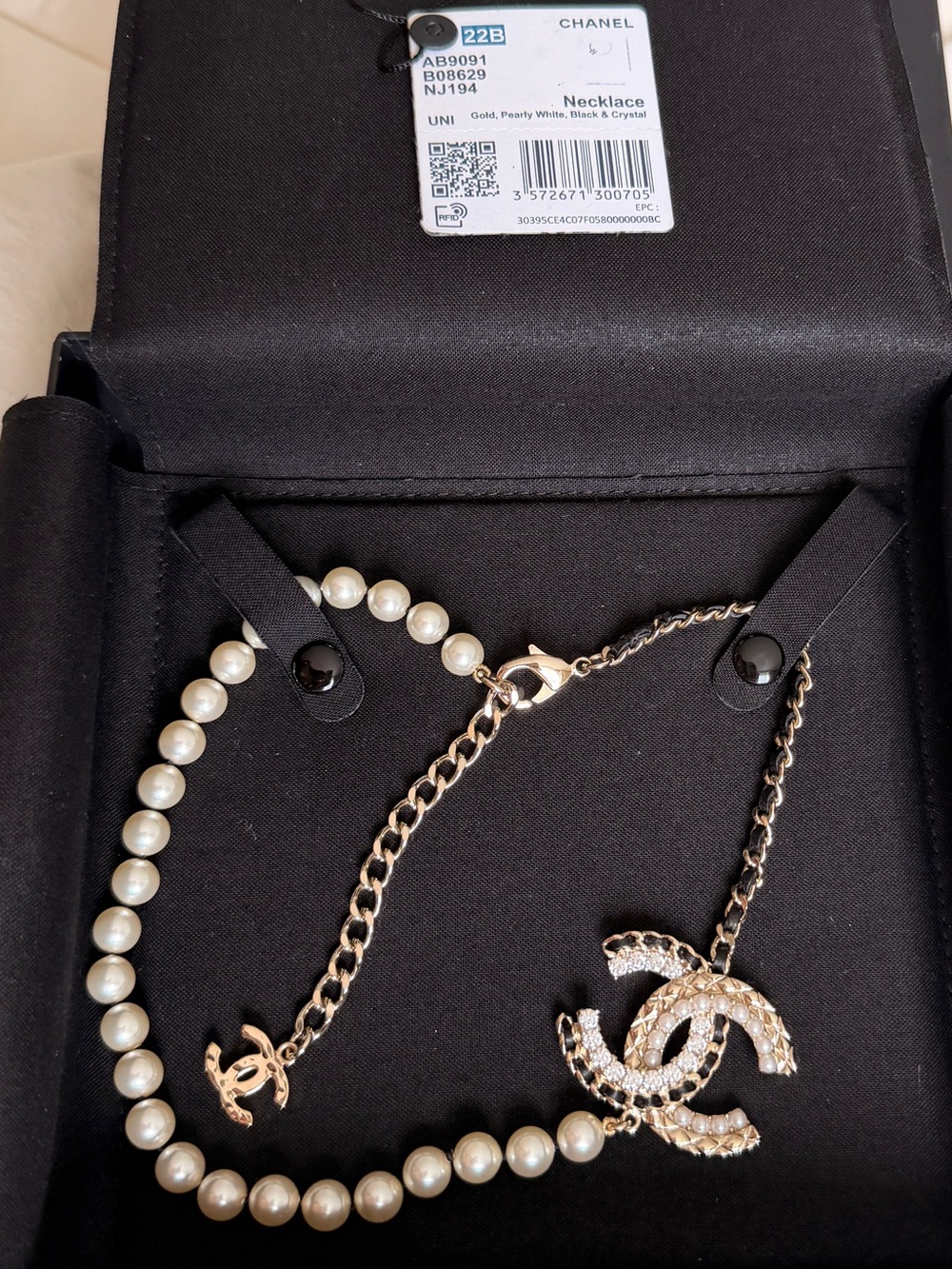 CHANEL Necklace with Pearls and Lambskin Leather Gold CC Chain Necklace Like New
